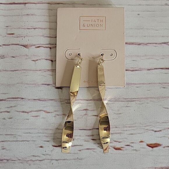 Bundle of Three Pears of Goldtone Earrings NWOT - Picture 3 of 6